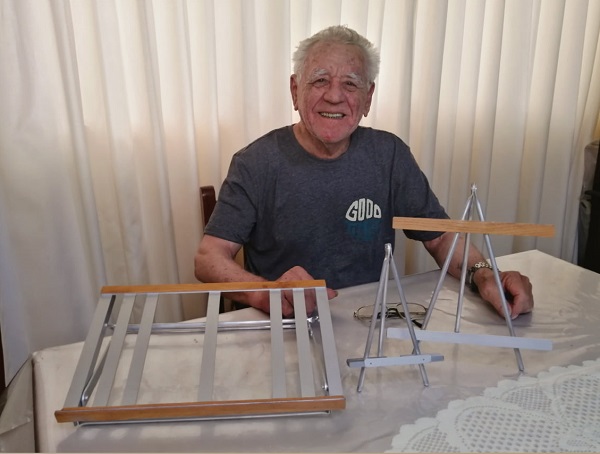 Ebert Tassara: emprendedor de 78 años fabricó porta celulares para hacer feliz a su esposa