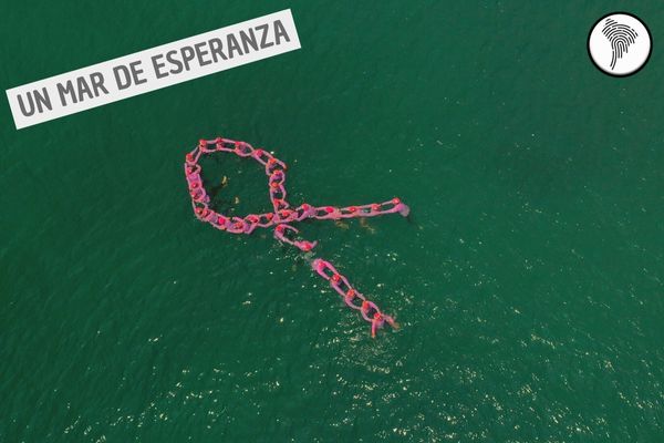EsSalud: Mujeres que vencieron el cáncer de mama forman lazo rosado en el mar para prevenir la enfermedad