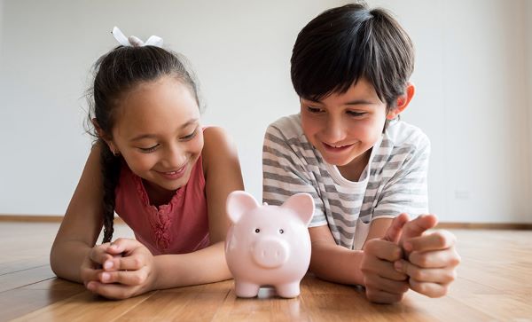 Finanzas personales: ¿cómo enseñar el hábito del ahorro a tus hijos?